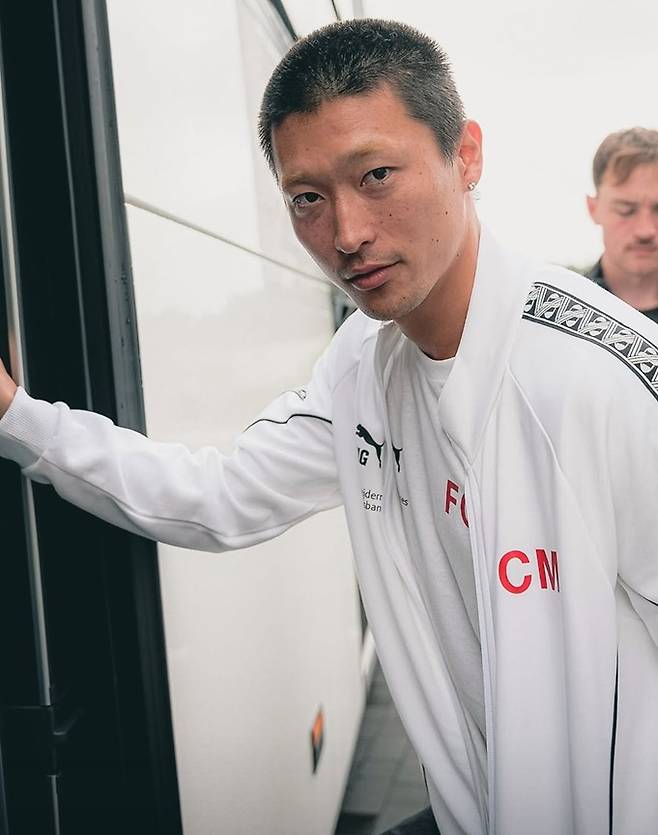 전지훈련을 위해 이동하는 조규성(미트윌란 SNS 캡처)