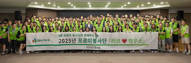 원주 DB프로미 농구단이 지난 5일 프로미봉사단과 ‘러브하우스’ 봉사활동을 펼쳤다. 사진 | DB프로미 농구단