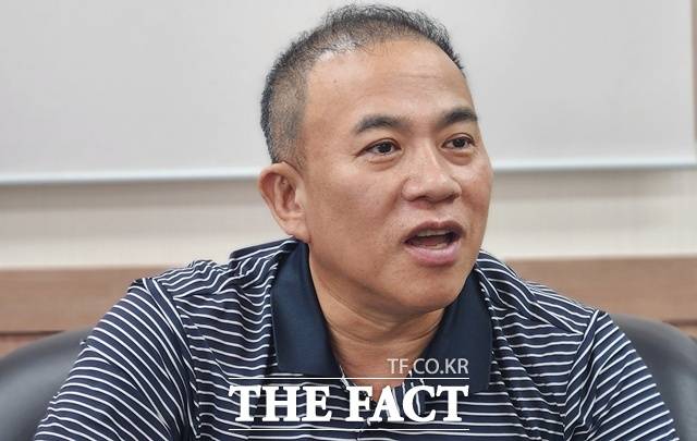 윤석열 전 대통령 부부와 관계로 유명세를 탄 명태균 씨. 그는 공천개입 의혹으로 이른바 '김건희 특검' 출석을 예정하고 있다. 지난 3~4일 경남 창원에서 <더팩트>와 만난 명 씨는 자신의 사건은 시작부터 잘못됐으며 배후가 있다고 의심을 감추지 않았다. /창원=이철영 기자