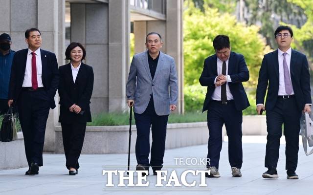 지난 4월 29일 윤석열 전 대통령 부부 공천 개입 의혹을 받는 명태균 씨가 서울 서초구 서울고등검찰청에 출석하던 당시. /이새롬 기자