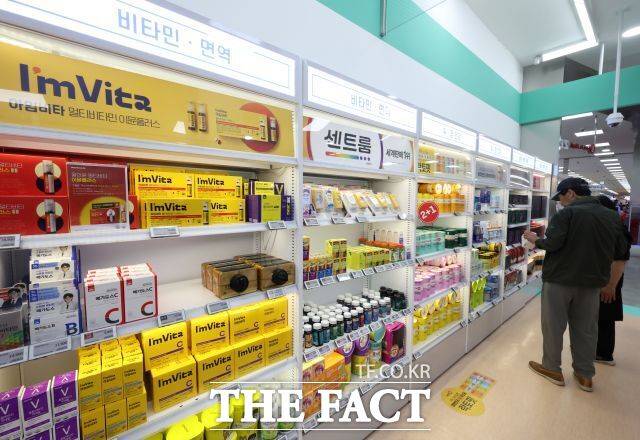 최근 저속조화 트렌드가 자리잡으면서 주요 제약사들은 항노화, 대사건강, 혈당관리 등 기능성 성분을 앞세운 건강기능식품을 내놓고 있다. 사진은 서울시내 한 대형마트의 건강식품코너. /뉴시스