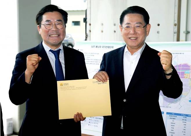 김영록 전라남도지사가 6일 나주 에너지국가산단 조성 현장을 방문한 박찬대 더불어민주당 국회의원에게 전남도 현안 해결을 위한 건의 및 협조를 요청하고 있다. 전남도 제공