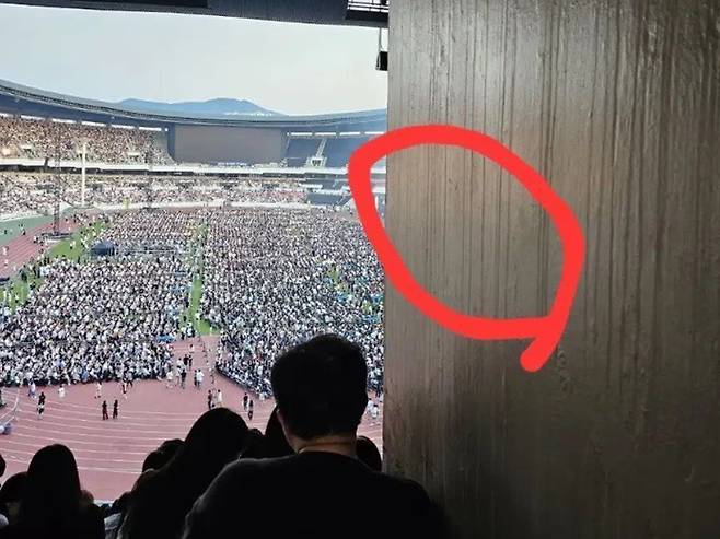 2023년 팝가수 브루노 마스 공연 당시 논란이 됐던 '벽뷰' 사진. /온라인 커뮤니티