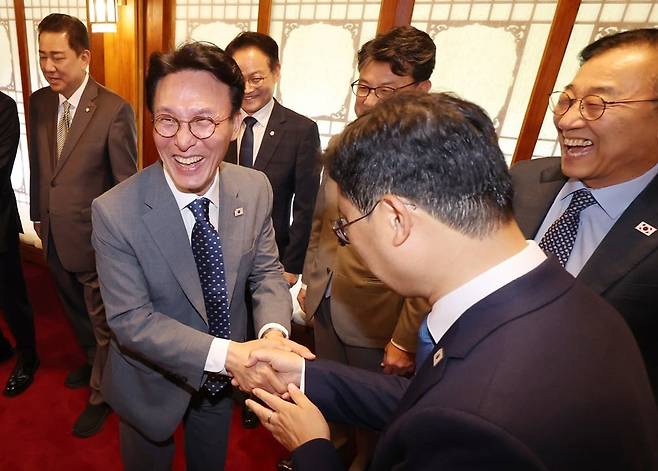 김민석 국무총리가 6일 오후 서울 종로구 삼청동 국무총리 서울 공관에서 열린 이재명 정부 첫 고위 당정 협의회에서 참석자들과 인사하고 있다. 양(羊)이 그려진 넥타이(왼쪽 사진)를 매고 온 김 후보자는 이 무늬가 “양은 사회적 약자를 상징, 한 명의 약자도 놓치지 않는다는 마음”을 표현한 것이라고 했다./고운호 기자