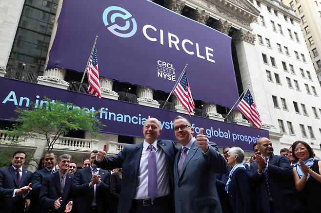 스테이블코인 USDC를 발행하는 서클 그룹의 최고경영자(CEO) 제레미 앨리어와 공동 창립자 션 네빌이 지난 5일(현지 시각) 미국 뉴욕 증권거래소(NYSE)에서 열린 회사 기업공개(IPO)에 참석했다. /로이터 연합뉴스