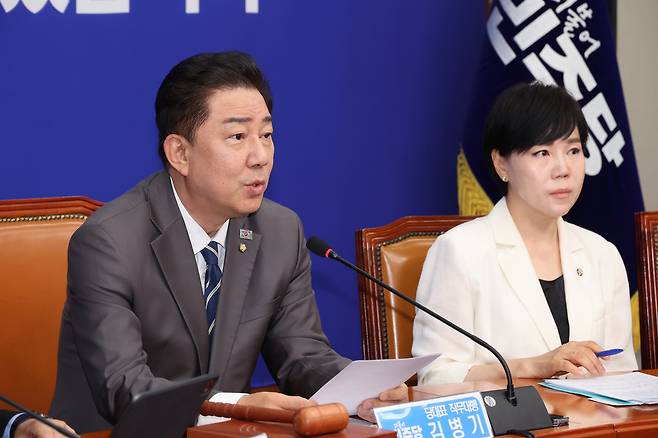 김병기 더불어민주당 당대표 직무대행 겸 원내대표(왼쪽)가 7일 서울 여의도 국회에서 열린 최고위원회의에서 발언하고 있다. /연합뉴스