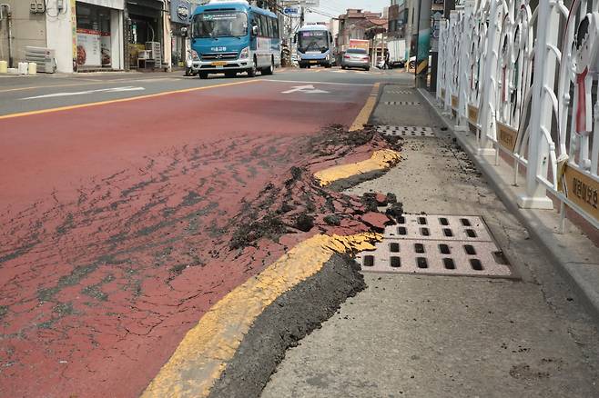 4일 울산 북구 농소초등학교 앞 버스정류장 도로변. 도로의 아스팔트가 녹은 모습./뉴스1