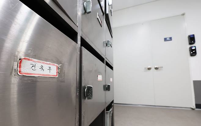 윤석열 전 대통령 배우자 김건희 여사 의혹을 수사하는 민중기 특별검사팀이 3일 오전 서울 종로구 삼부토건에 대한 압수수색에 돌입한 가운데 사무실 앞에 사물함이 놓여져 있다. / 뉴스1