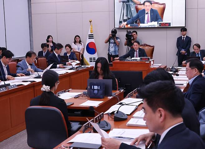 7일 서울 여의도 국회에서 열린 통일부장관 정동영, 외교부 장관 조현 인사청문 요청안 등을 심의하는 외교통일위원회 전체회의에서 국민의힘 소속 김석기 위원장이 의사봉을 두드리고 있다. /연합뉴스
