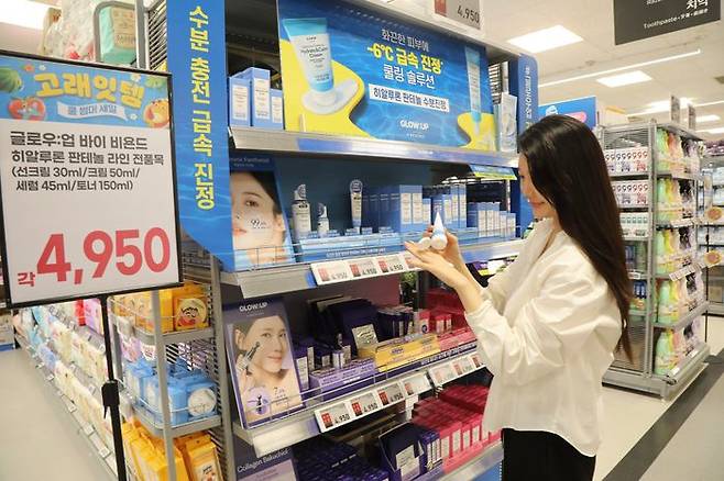 이마트 용산점에서 고객이 이마트XLG생활건강 초저가 화장품 2탄 제품들을 살펴보고 있다.ⓒ이마트