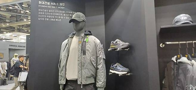 현대건설과 볼디스트가 공동 개발한 MA-1 재킷 전시 모습.ⓒ데일리안 남가희 기자