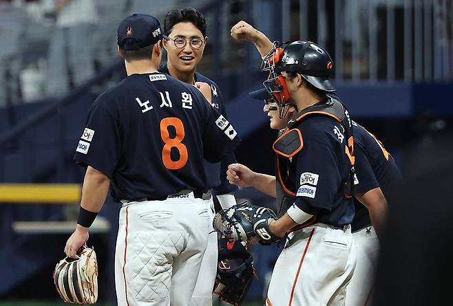프로야구 한화 주장 채은성(가운데)이 6일 서울 고척스카이돔에서 열린 키움과의 방문경기에서 10-1로 승리한 뒤 동료들과 기뻐하고 있다. 이날 승리로 한화는 전반기 남은 세 경기 결과와 관계없이 1위를 확정했다. 한화가 전반기를 1위로 마친 건 1992년 빙그레 시절 이후 33년 만이다. 뉴스1