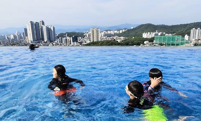 폭염이 계속된 지난 6일 대구 수성구 호텔수성 수영장에서 시민들이 물놀이하며 더위를 식히고 있다. 연합뉴스