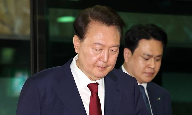 지난 5일 내란 특검 조사를 받은 윤석열 전 대통령이 서울 서초동 서울고검 청사를 나서고 있다. 공동취재사진단