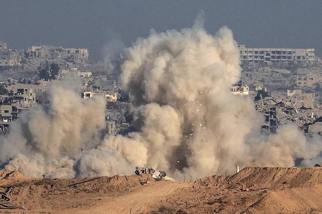이스라엘과 가자 지구 국경 근처에서 이스라엘의 공습으로 연기가 나고 있다. AFP 연합뉴스