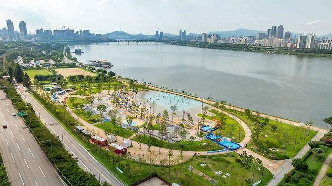 서울 송파구 잠실 한강공원 자연형 물놀이장 전경.