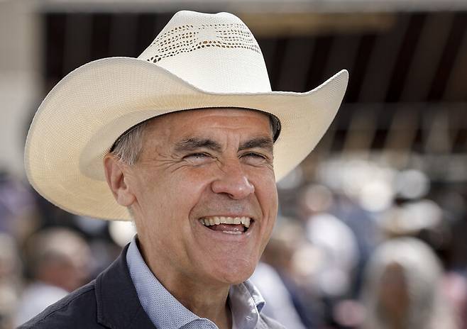 지난 5일 캐나다 앨버타주 캘거리에서 열린 세계 최대의 카우보이 축제 스탬피드 아침 행사에 참석한 마크 카니 캐나다 총리가 환하게 웃고 있다. AP 연합뉴스