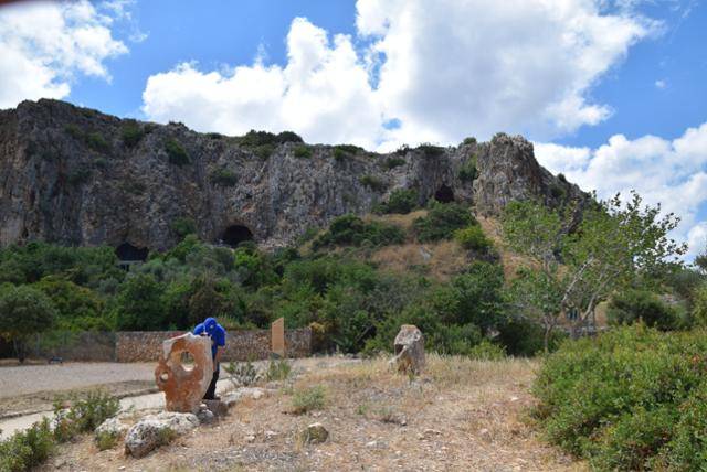 이스라엘 나할 메아롯 자연보호지구 내에 있는 카르멜산 동굴유적들. 오른쪽 동굴이 타분 동굴이다.