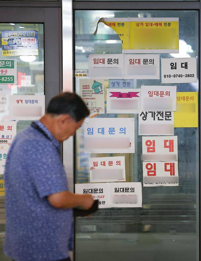 6일 서울 송파구의 한 종합상가 점포 앞에 임대 안내문이 붙어 있다. 뉴시스