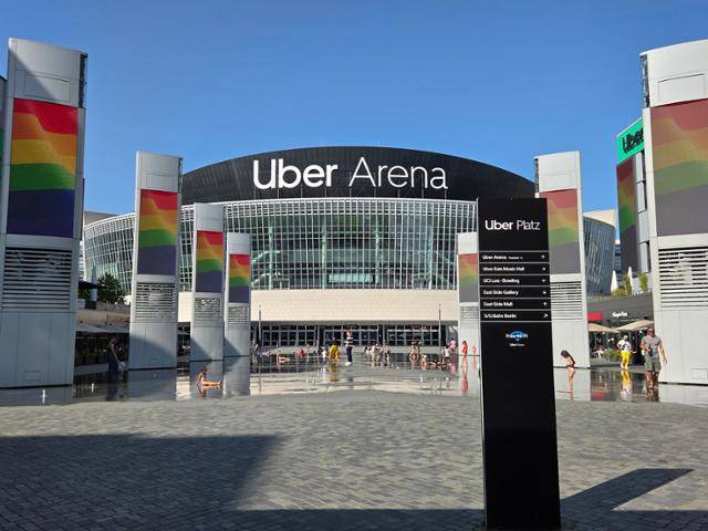 지난해 3월까지만 해도 '메르세데스 벤츠 아레나'였던 베를린의 다목적 경기장이 '우버 아레나'로 바뀌었다. 베를린=정승임 특파원