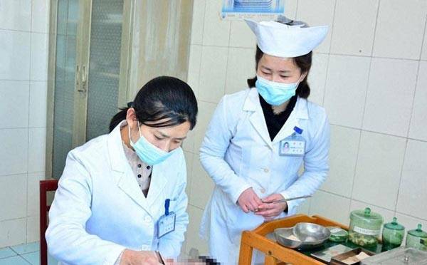 치료 목적 성형수술 행하는 북한 의사./사진=인민보건 홈페이지 캡처, 연합뉴스