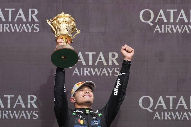 <yonhap photo-0346=""> McLaren driver Lando Norris of Britain holds the trophy as he celebrates winning the British Formula One Grand Prix race at the Silverstone racetrack in Silverstone, England, Sunday, July 6, 2025. (AP Photo/Darko Bandic)/2025-07-07 01:24:28/ <저작권자 ⓒ 1980-2025 ㈜연합뉴스. 무단 전재 재배포 금지, AI 학습 및 활용 금지></yonhap>