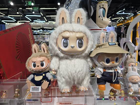 5일 중국 베이징 한 쇼핑몰에 위치한 팝마트 매장에 다양한 크기의 전시용 라부부 인형이 진열돼 있다. 이도성 특파원.