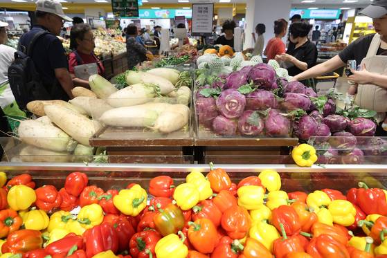 6일 서울의 한 대형마트에서 시민들이 장을 보고 있다. 연합뉴스