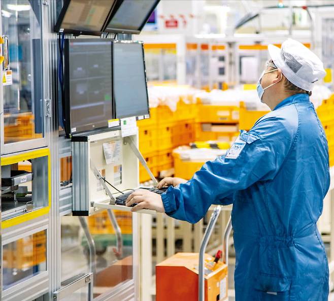 LG에너지솔루션 미국 미시간주 홀랜드 공장에서 직원이 에너지저장장치(ESS)용 리튬·인산철(LFP) 배터리 생산 공정을 점검하고 있다. LG엔솔 제공