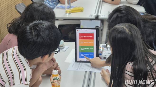 캠프에 참여한 학생들이 태블릿을 활용해 사전 독서 퀴즈에 답하고 있다. 황인성 기자