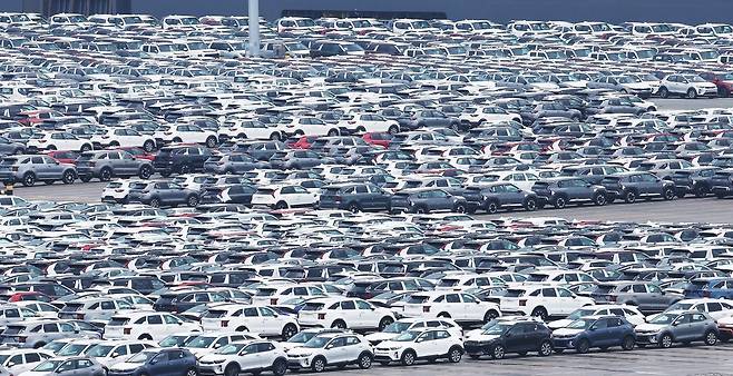 경기도 평택항에 지난 1일 수출용 자동차들이 주차된 모습. 연합뉴스