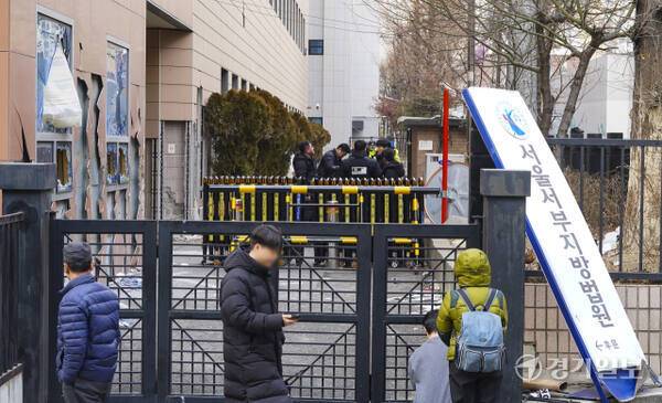 윤석열 대통령이 내란 우두머리 혐의로 구속되자 일부 윤 대통령 지지자들이 서울서부지방법원 내부로 난입해 불법폭력사태를 일으킨 지난 1월19일 오후 서부지법 건물 외벽과 유리창 등이 파손돼 있다. 홍기웅기자