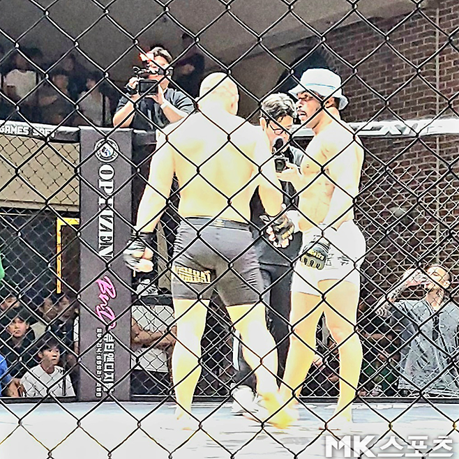 ‘머큐리’ 플라비우 산투스가 2025년 7월 경기도 오산시 블랙컴뱃 챔피언스리그 시즌2 13주차 계약 체중 72㎏ 5분×3라운드 메인이벤트가 끝난 후 ‘캡틴 코리아’ 정한국과 악수하고 있다. 사진(경기도 오산)=강대호 기자