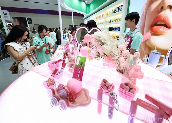 지난 2일 서울 강남구 코엑스에서 열린 글로벌 뷰티·화장품 전문 전시회 '2025 인터참코리아'에서 참관객들이 참가업체 부스를 둘러보고 있다. /사진=뉴스1