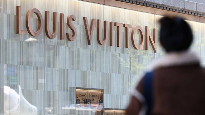 프랑스 명품 브랜드 루이비통이 일부 가방 제품 가격을 3%가량 인상했다. 지난 1월에 이어 올해만 두 번째 가격 인상이다. 사진은 16일 서울 시내 한 루이비통 매장의 모습. /사진=뉴스1.