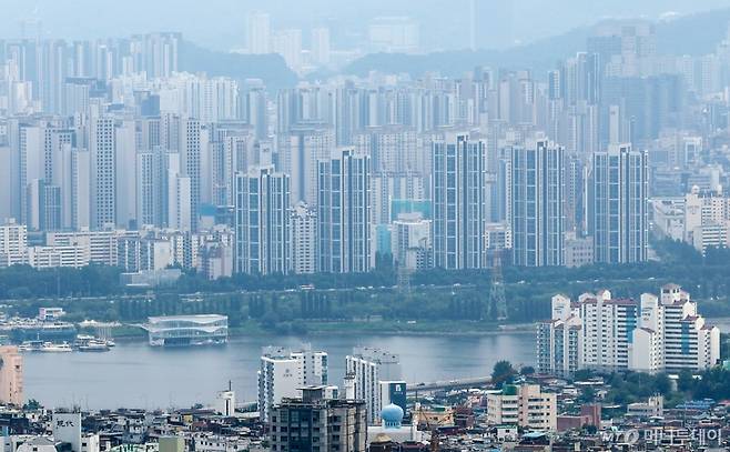 (서울=뉴스1) 김성진 기자 = 정부의 초강력 대출 규제가 서울 아파트 매매 시장에 직접적인 영향을 주고 있다. 규제 발표 이후 불과 일주일 만에 계약서를 작성하고도 매매를 포기하는 사례가 200건을 넘겼다. 6일 국토교통부 실거래가시스템에 따르면 올해 들어 지난 4일까지 계약을 체결한 서울 아파트 중 취소된 건수는 는 총 3343건이다. 이 가운데 지난달 27일 정부가 대출 규제를 발표한 이후 일주일 동안만 255건이 취소돼 약 7.6%를 차지했다. 사진은 이날 서울 남산에서 바라본 서울 아파트 단지 모습. 2025.7.6/뉴스1 Copyright (C) 뉴스1. All rights reserved. 무단 전재 및 재배포, AI학습 이용 금지. /사진=(서울=뉴스1) 김성진 기자