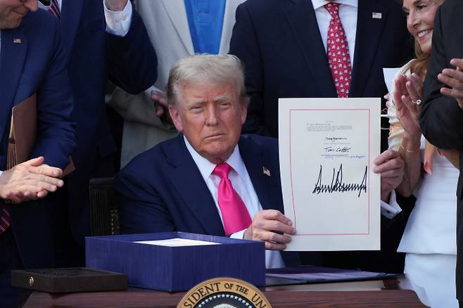 트럼프 대통령이 전기차 세액 공제를 조기 폐지하는 감세 법안에 서명하면서 국내 자동차 산업 전반에 긴장감이 커지고 있다. /사진=로이터