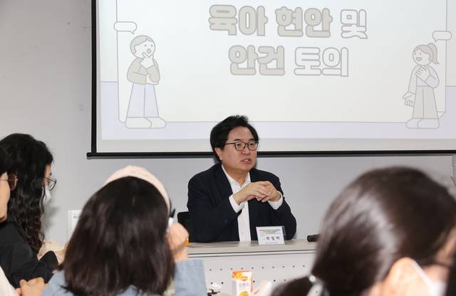 박일하 서울 동작구청장이 지난 3월 상도동 구립김영삼도서관에서 열린 보육반상회에 참석해 영유아 부모들의 건의 사항을 듣고 있다. 동작구청 제공