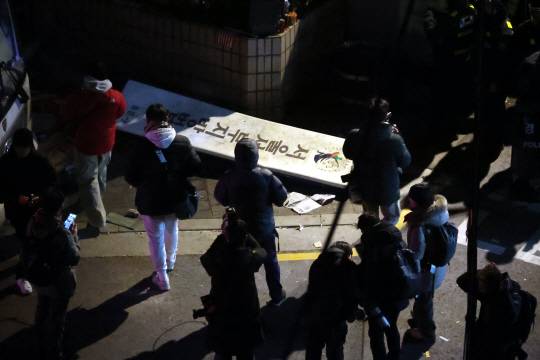 윤석열 대통령의 구속영장이 발부된 지난달 19일 서울 마포구 서울서부지방법원의 표지판이 윤 대통령 지지자들에 의해 파손되어 있다. 뉴시스