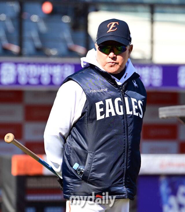 2025년 3월 28일 오후 대전 한화생명 볼파크에서 진행된 '2025 신한 SOL뱅크 KBO 리그' KIA 타이거즈와 한화 이글스의 경기.한화 김경문 감독이 훈련하는 선수들을 지켜보고 있다./마이데일리