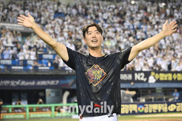 6일 서울 잠실야구장에서 열린 '2025 신한 SOL BANK KBO리그' KT 위즈와 두산 베어스 경기 후 열린 두산 김재호 은퇴식. 두산 김재호가 팬에게 인사하고 있다./잠실=한혁승 기자