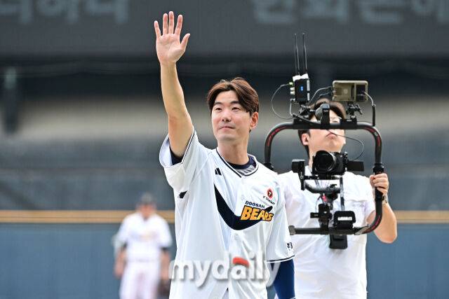 6일 서울 잠실야구장에서 열린 '2025 신한 SOL BANK KBO리그' KT 위즈와 두산 베어스 경기. 두산 김재호가 1회초 1사에 박준순과 교체된 뒤 팬에게 인사를 하고 있다./잠실=한혁승 기자