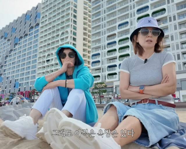 이미숙과 친언니는 광안리 해변에서 지나온 세월에 대해 언급했다. / 유튜브 '숙스러운 미숙씨' 캡처