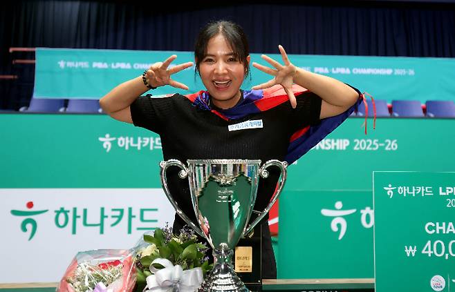 스롱 피아비가 7일 새벽 끝난 '하나카드 PBA 챔피언십' 여자부 우승을 차지한 뒤 세리머니를 펼치고 있다. PBA