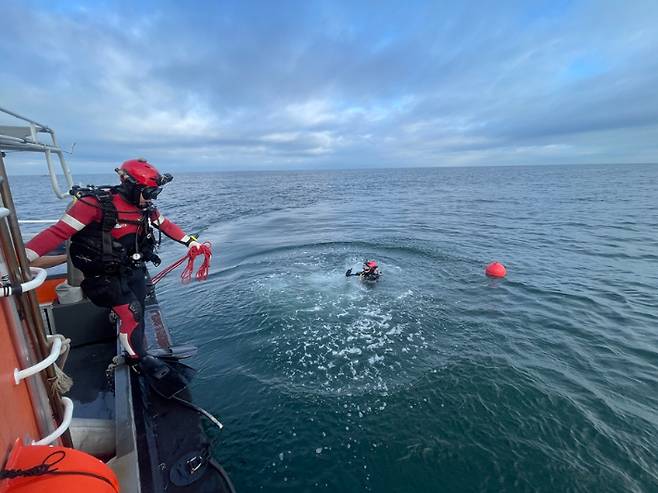 지난 1일 오전 12시 59분쯤 조업 중이던 어선에서 인도네시아 국적 선원 A(29)씨가 바다에 빠져 해경이 수중 수색에 나섰다. 전북 군산해양경찰서 제공