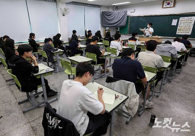 2026학년도 대학수학능력시험 6월 모의고사가 열린 4일 오전 서울 광진구 광남고등학교에서 3학년 학생들이 시험 준비를 하고 있다. 사진공동취재단
