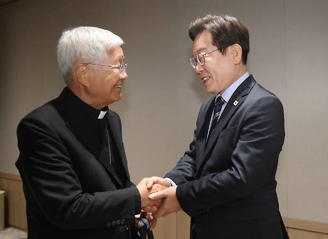 이재명 대통령이 7일 서울 용산 대통령실 청사에서 방한 중인 교황청 성직자부 장관 유흥식 추기경을 만나 인사하고 있다. 연합뉴스