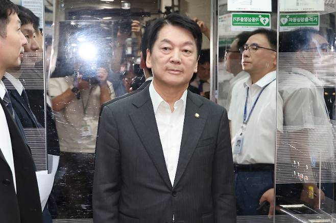 국민의힘 혁신위원장을 맡은 안철수 의원이 7일 서울 여의도 국회 소통관에서 위원장을 사퇴하고 전당대회 출마 의사를 밝히는 기자회견을 한 뒤 승강기를 타고서 회견장을 떠나고 있다. 연합뉴스