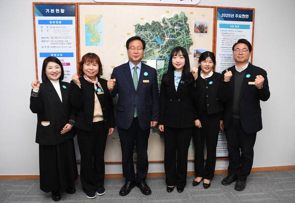 ▲지난 4월, 유희태 완주군수가 유니세프 아동친화도시 추진 지방정부협의회 사무국 관계자, 완주군 아동정책 관련 부서 공무원들과 함께 기념촬영을 하고 있다. 이날 사무국은 완주군을 방문해 2025년 사업계획을 공유하고 정책 협력 방안을 논의했다. ⓒ완주군