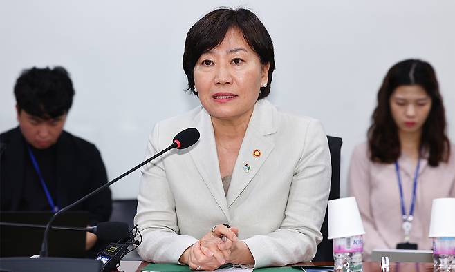 지난 27일 국회에서 열린 더불어민주당 농림축산식품해양수산위원회 위원들과의 당·정 간담회에 참석한 송미령 농림축산식품부 장관이 모두 발언을 하고 있다. 연합뉴스